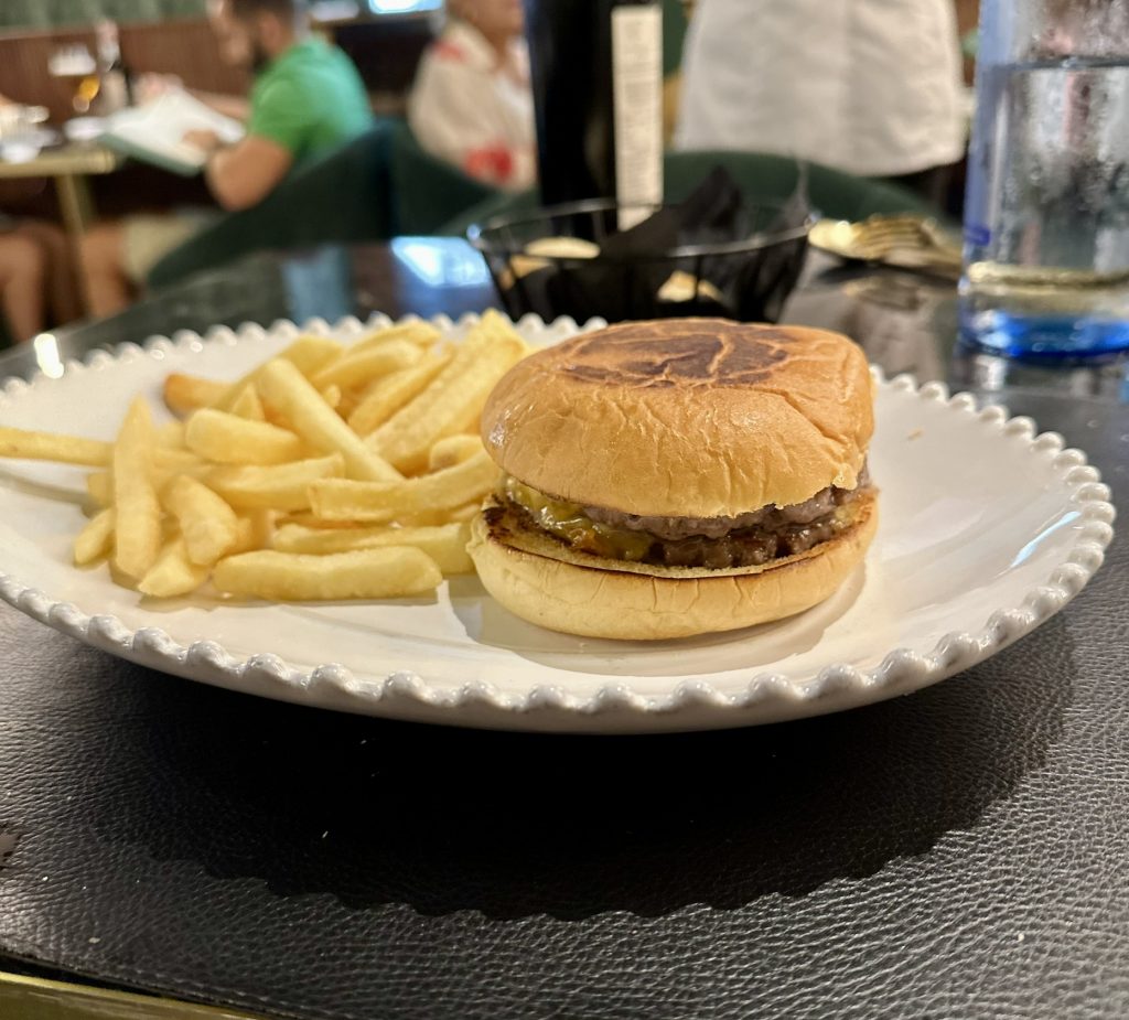 La carne de Wagyu es una de las más apreciadas y exclusivas del mundo debido a su sabor, textura y características únicas. Proviene de una raza de ganado japonés conocida como Wagyu