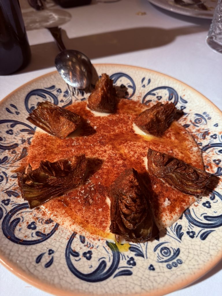 alcachofa frita foto Jose Cotino Alcachofa frita crujiente servida sobre una base de crema de patata ahumada y pimentón de la Vera en La Casa de María