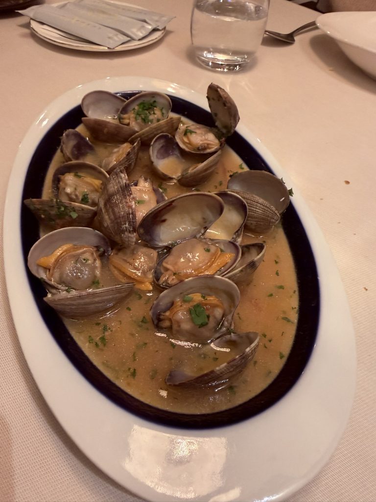 Almejas irresistibles Almejas a la sartén con su salsa servidas en La Guisandera de Piñera, foto de José Cotino Escrivá