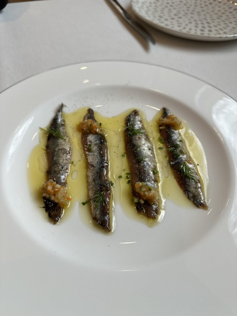 Plato con filetes de anchoas López en aceite de oliva, presentados en Restaurante Napicol, Alquería de Roca.