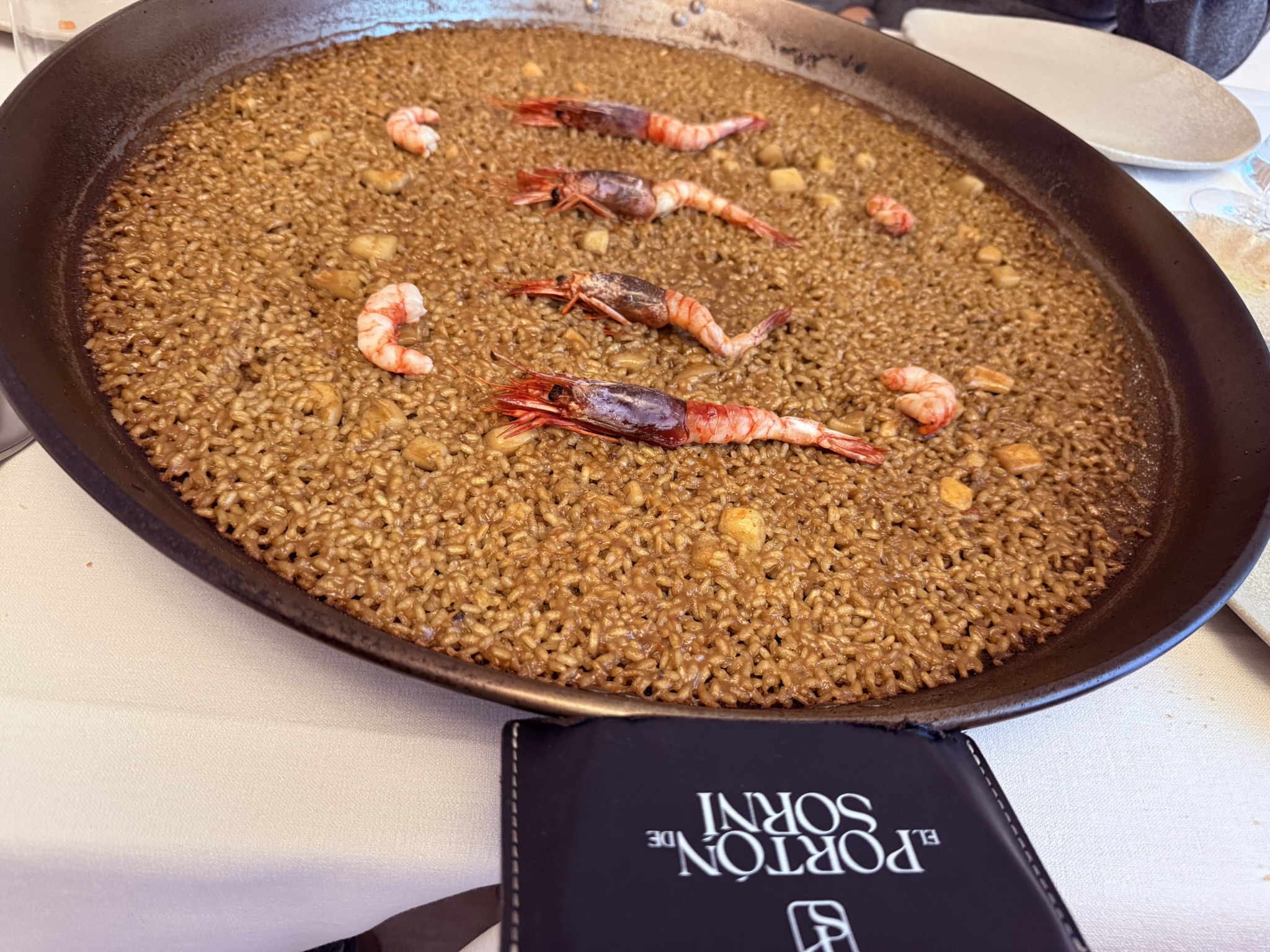 Arroz del Senyoret con gambas rojas, perfectamente presentado en El Portón de Sorní
