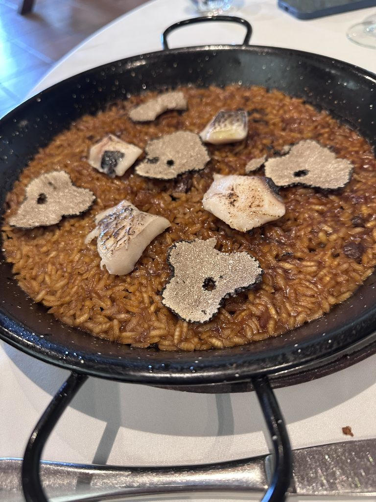 Arroz seco de pescado salvaje con boletus y trufa de verano servido en el restaurante Pahissa del Mas.