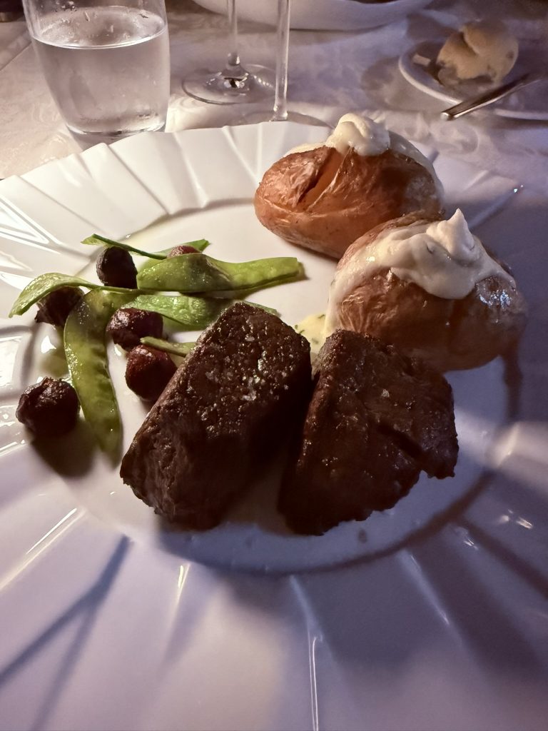 solomillo de ternera foto José Cotino Plato principal de solomillo de ternera con patata al horno, crema de queso, remolacha y tirabeques en Oleão, Porches