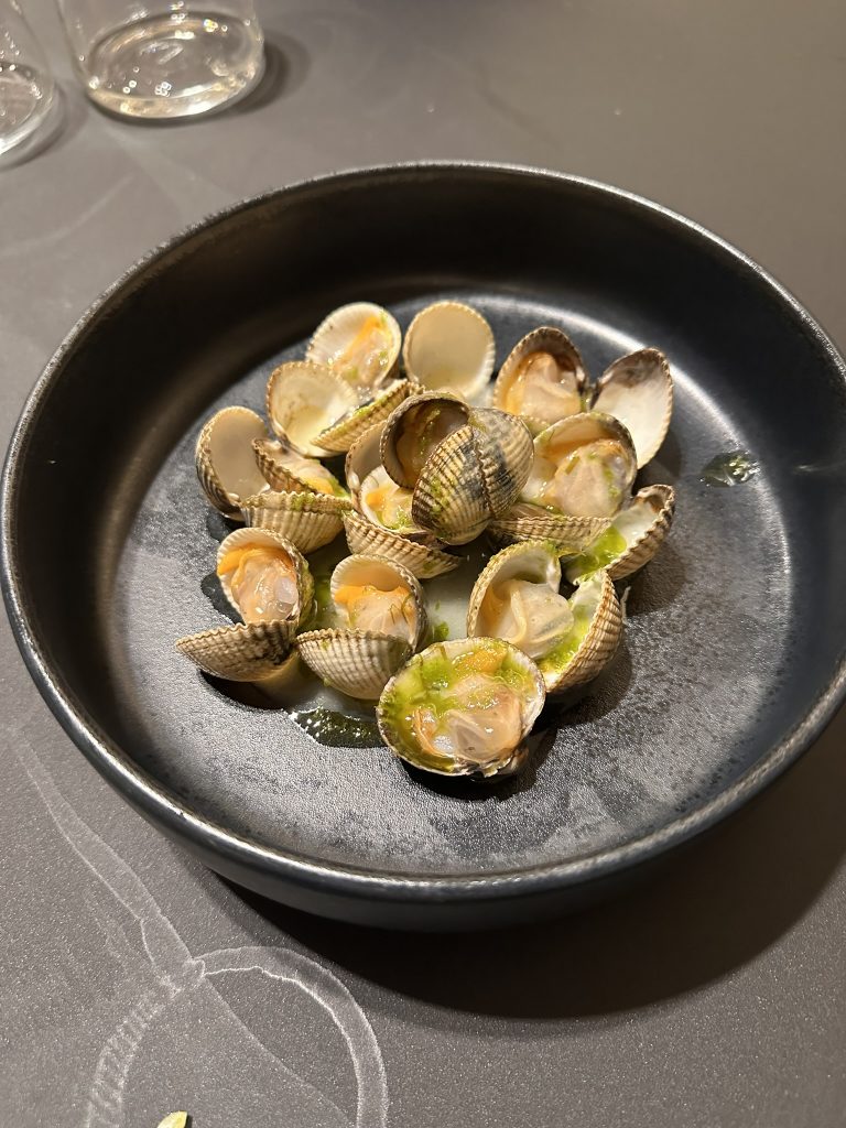 Plato de berberechos al vapor en Informal VADEBO, Valencia, listos para degustar