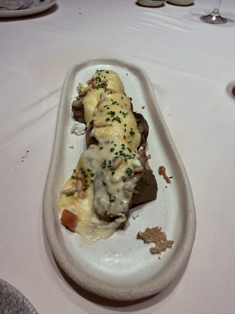 Berenjena asada foto José Cotino Berenjena asada con salsa holandesa, queso feta y piñones en el restaurante Habitual