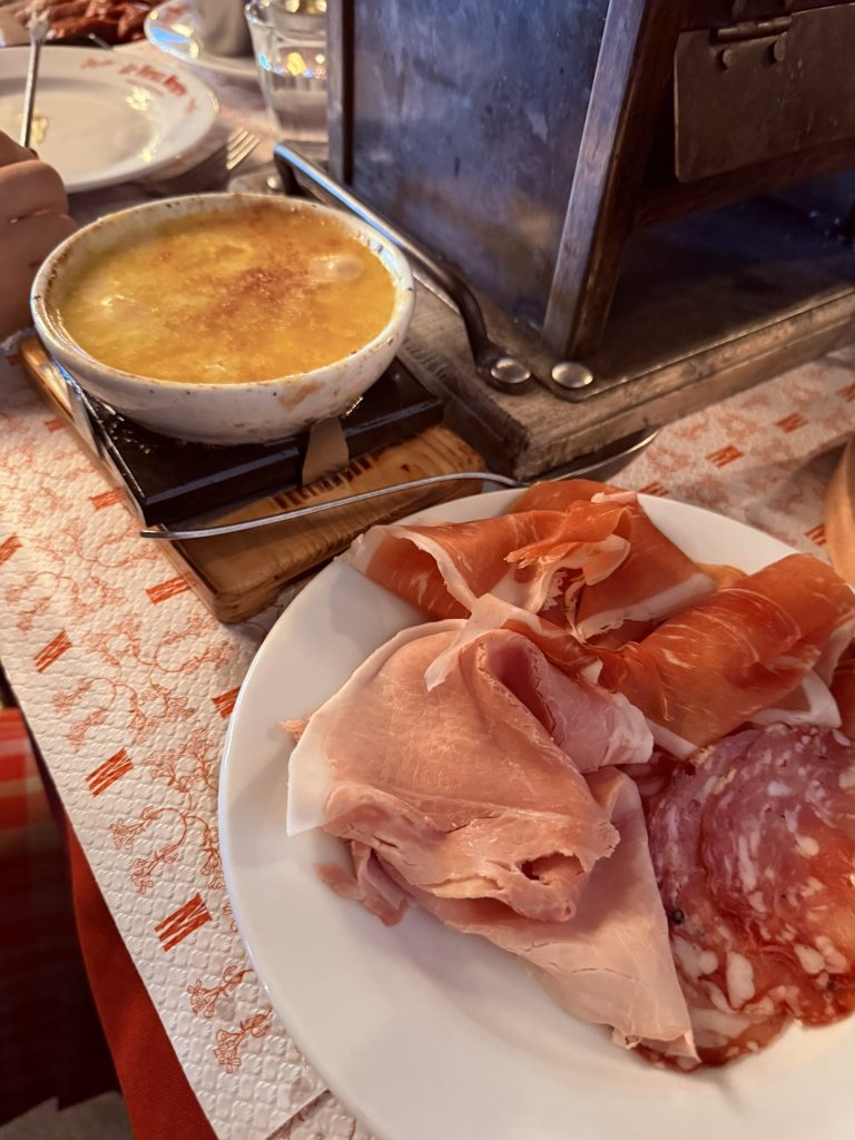 Berthoud servido en Le Vieux Megève, una especialidad de queso fundido típica de la cocina saboyana en Megève, Francia.