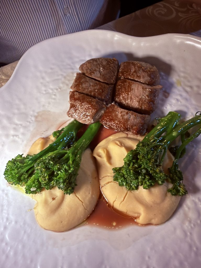 Borrego, Puré de Grão foto José Cotino Cordero tierno con puré de garbanzos, broccolini y un toque de menta, servido en Restaurante Oleão, Porches