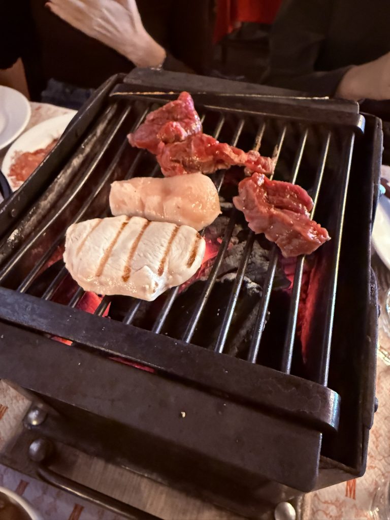 Brasérade de carne servida en Le Vieux Megève, una propuesta de cocina de montaña para disfrutar de la carne a las brasas en Megève.