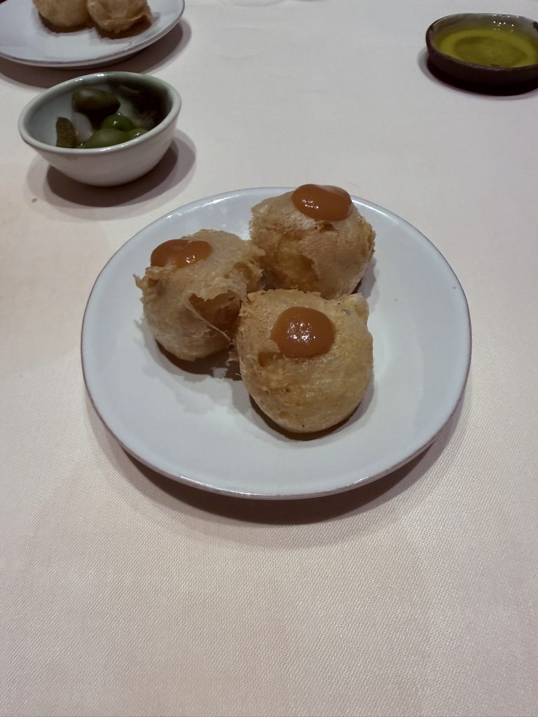Buñuelo de bacalao foto José Cotino Buñuelo de bacalao cremoso con emulsión de miso en el restaurante Habitual de Valencia