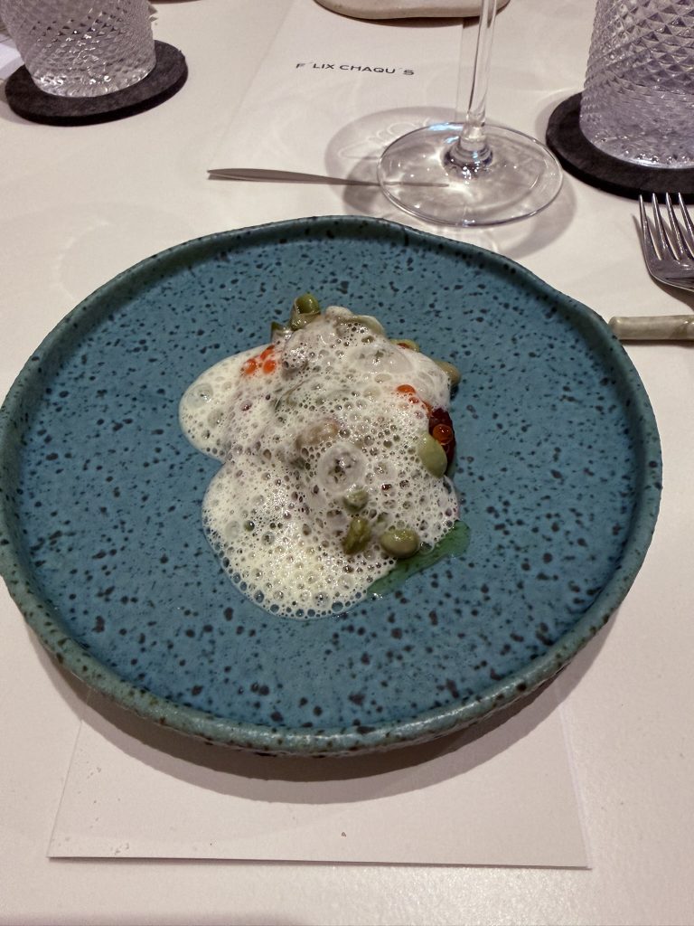 Burrata con habitas, pesto de pistacho y rúcula, sepia, hígado de merluza y nabos encurtidos en el restaurante Félix Chaqués de Valencia, foto de José Cotino