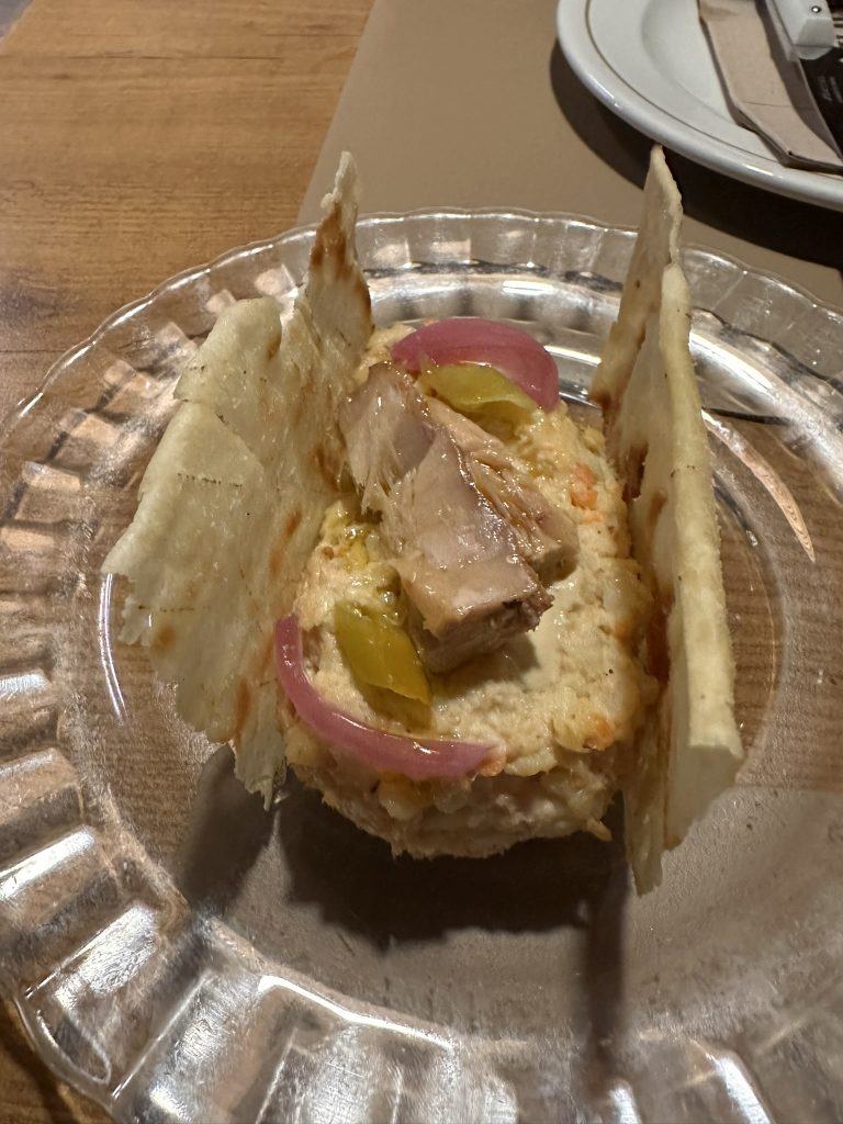 Ensaladilla rusa 'Congo' con bonito de 'Conservas Zallo', presentada en forma de corte con crujientes, adornada con bonito y salsa.