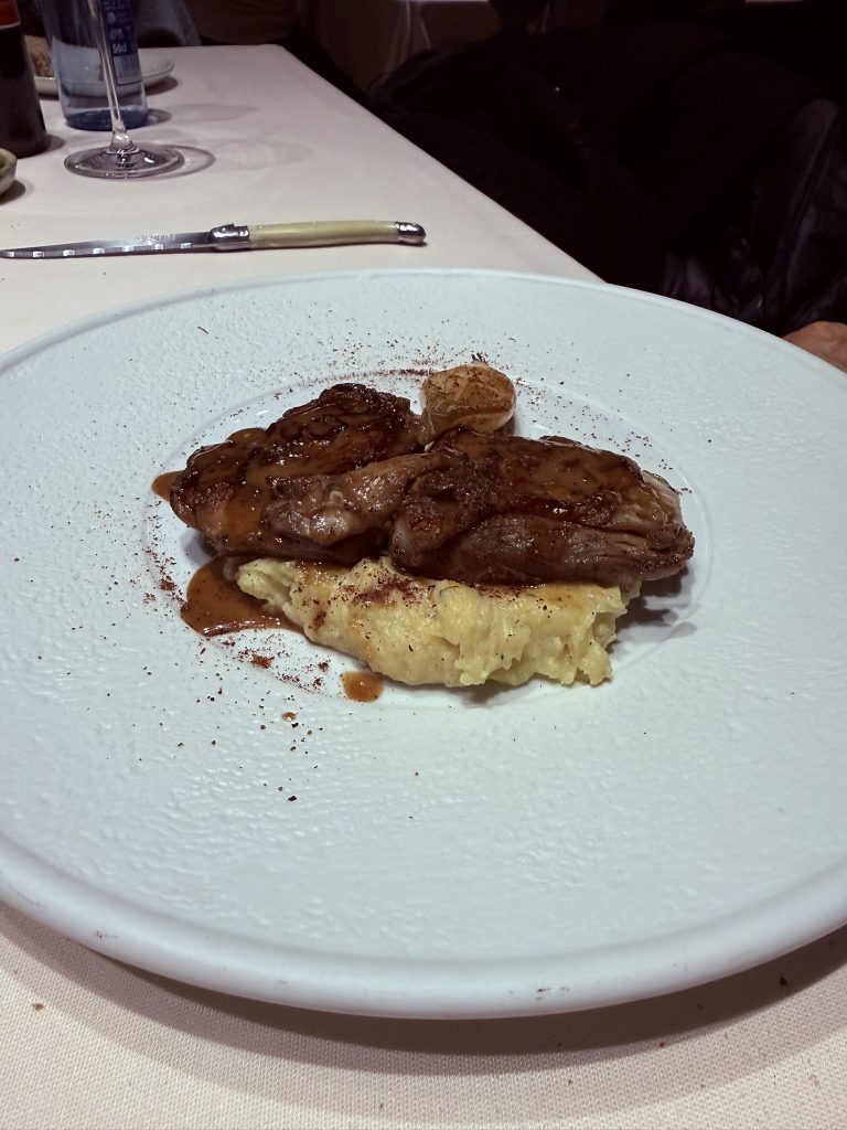 Rape de playa a la brasa foto José Cotino Cabrito de lechal asado con cebolla a la llama glaseada y velouté de rostit en el restaurante Habitual