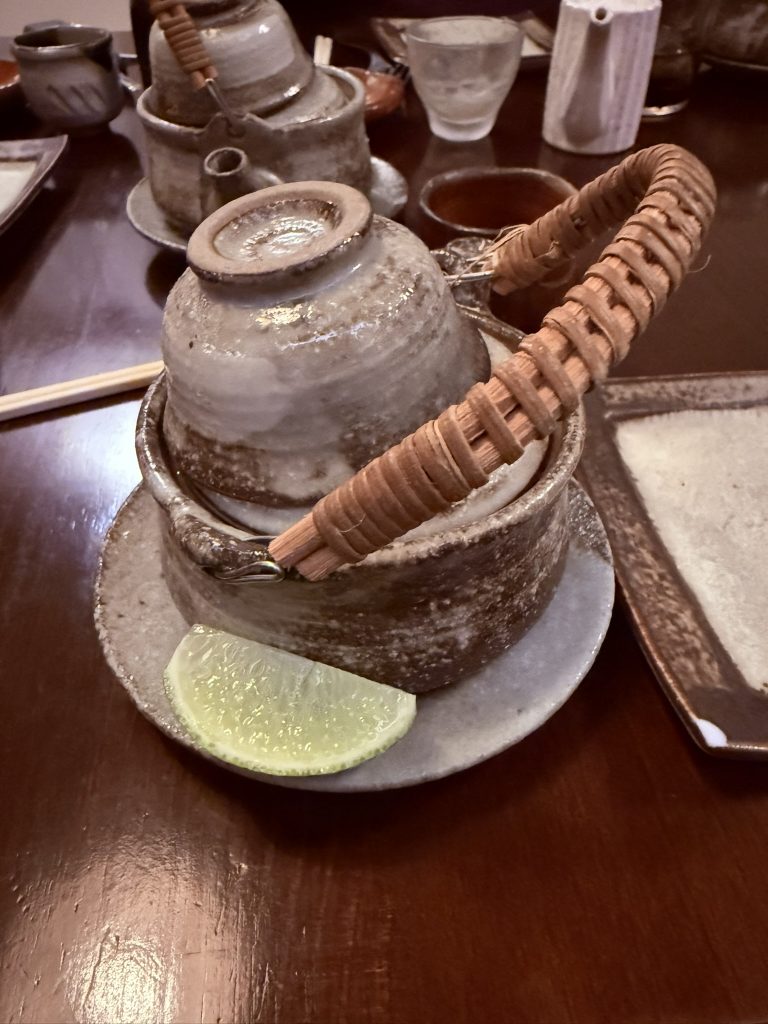 caldo dashi servido en tetera foto José Cotino Caldo claro japonés de bonito seco (dashi) presentado en tetera, servido en el Restaurante Saiki de Valencia.