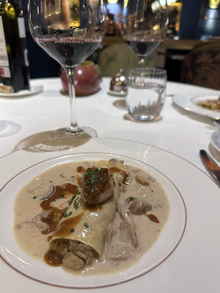 Canelón de boletus del restaurante Arahy con foie de pato a la plancha y salsa trufada, servido con presentación delicada