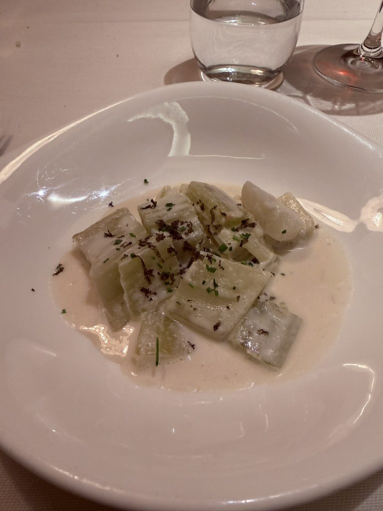cardo tradicional Plato de cardo guisado con leche de almendra y trufa servido en La Guisandera de Piñera, foto de José Cotino