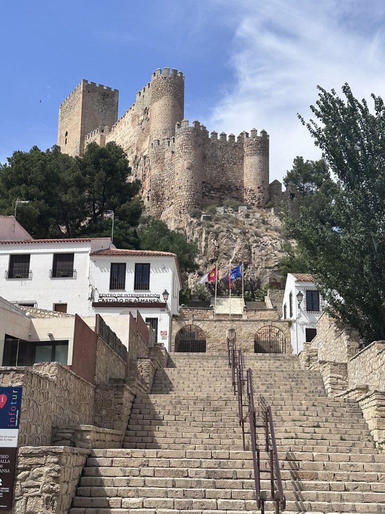 Vista panorámica del Castillo de Almansa sobre su peña rocosa, uno de los monumentos más emblemáticos de la provincia de Albacete.