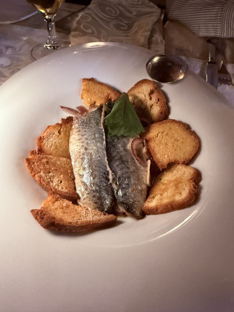Caballa cocinada al vapor en papillote foto José Cotino Caballa cocinada al vapor en papillote con tosta de pan de maíz tradicional, en Oleão, Porches