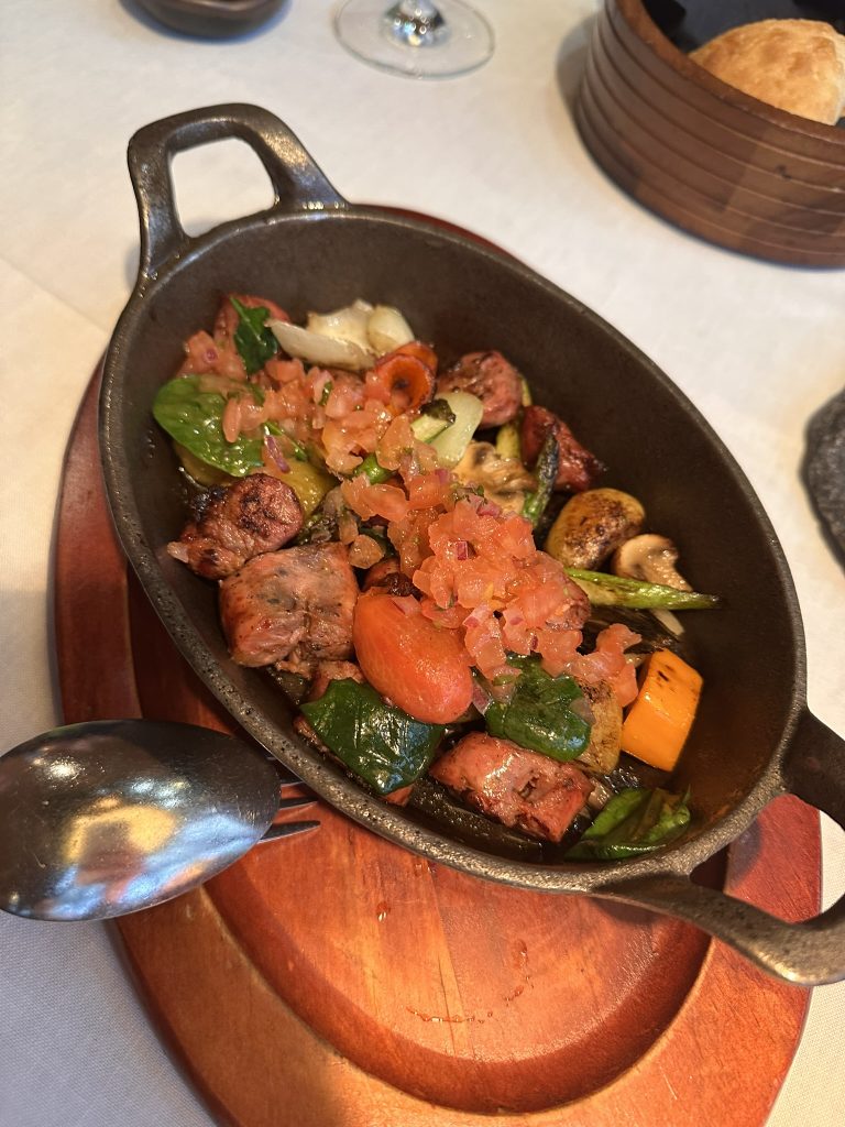 Choricitos caseros al pebre chileno con un toque picante en Amazónico Madrid.