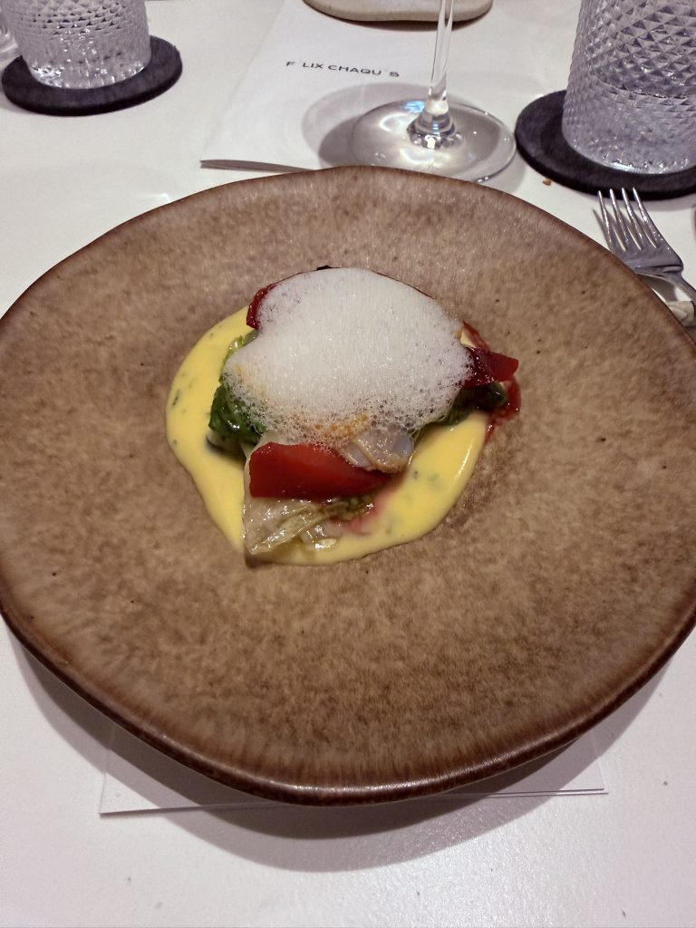 Holandesa con cogollo asado, berberechos y zanahoria en escabeche cítrico servidos en el restaurante Félix Chaqués de Valencia, foto de José Cotino