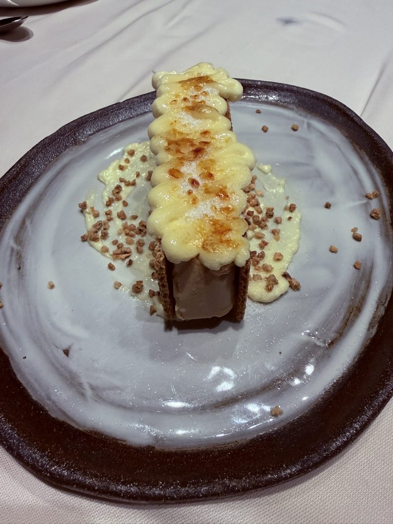 Corte helado de turrón con crema de limón Corte helado de turrón con crema de limón servido en el restaurante Habitual de Valencia