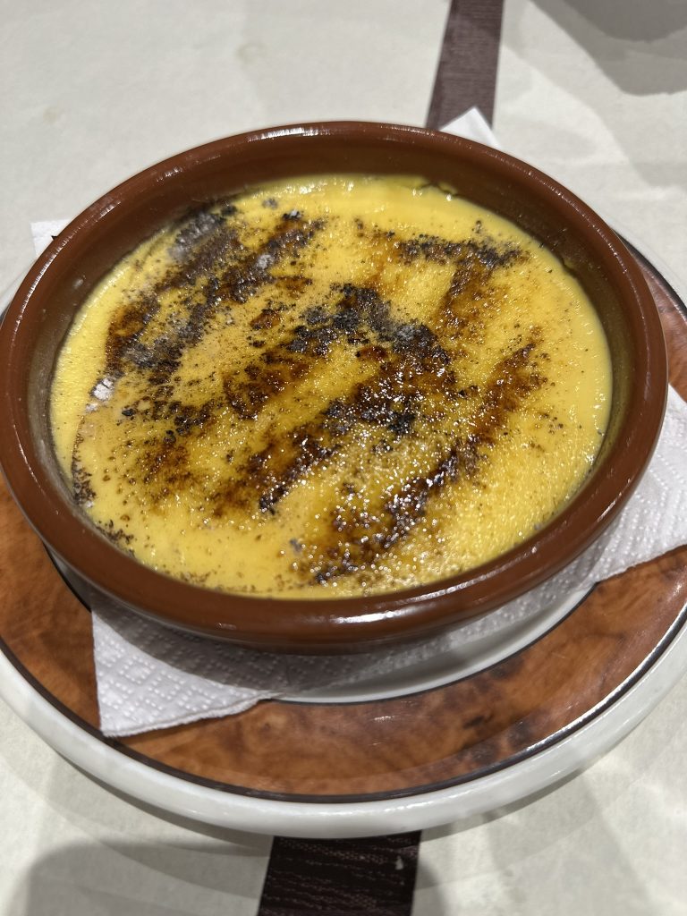 Fotografía de un plato de Crema Aranesa en Casa Perú, Bagergue. La crema, de color amarillo pálido, está servida en un plato hondo y tiene una textura suave y cremosa.
