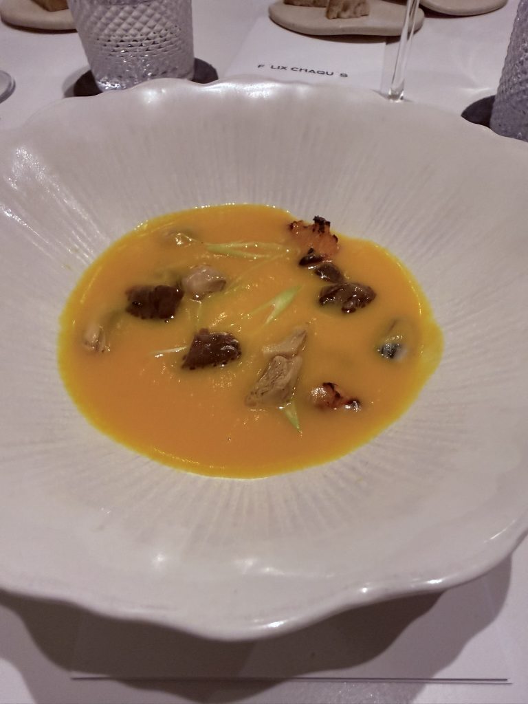 Crema de calabaza con mejillón bouchot, calabaza asada, queso azul y cebolleta en el restaurante Félix Chaqués de Valencia, foto de José Cotino