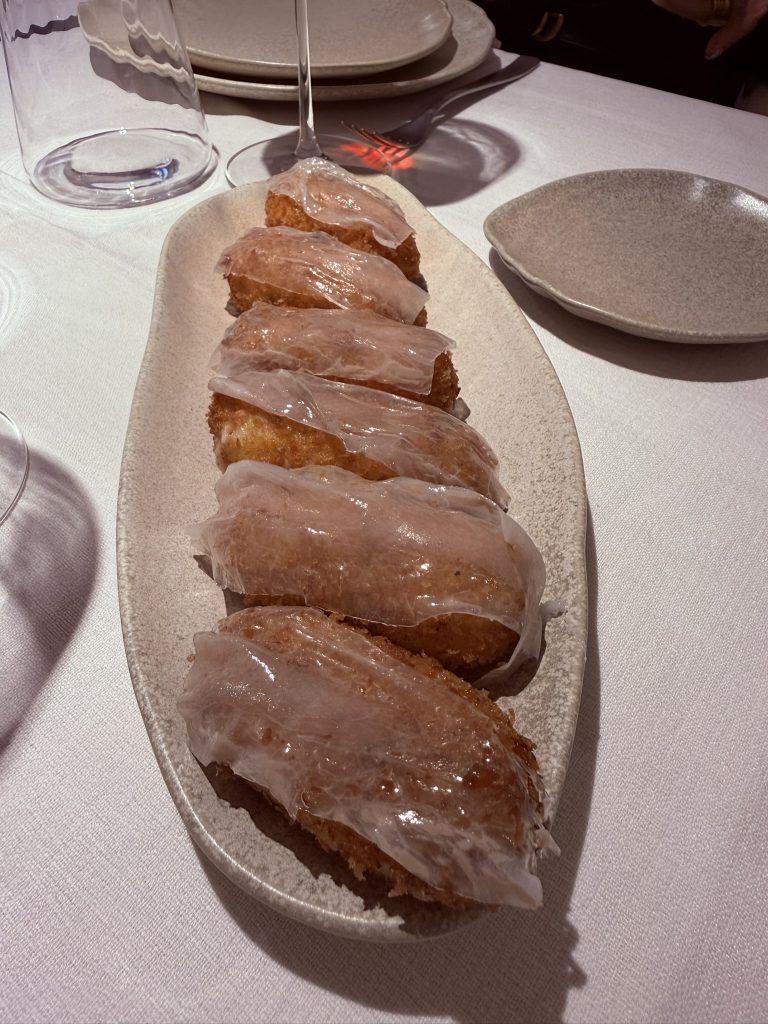 Croqueta de jamón ibérico coronada con velo de papada de bellota, servida como entrante en El Portón de Sorní