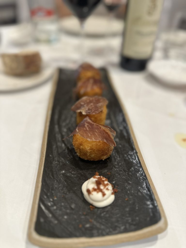 Croquetas caseras de vaca madurada con cecina ibérica servidas como entrante en Restaurante El Pincelín, Almansa.
