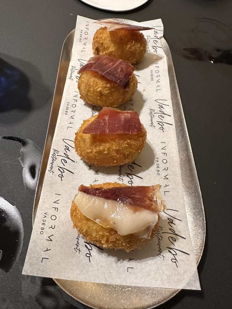 Croquetas de jamón ibérico crujientes de Informal VADEBO, Valencia, destacando su cremosidad y sabor intenso