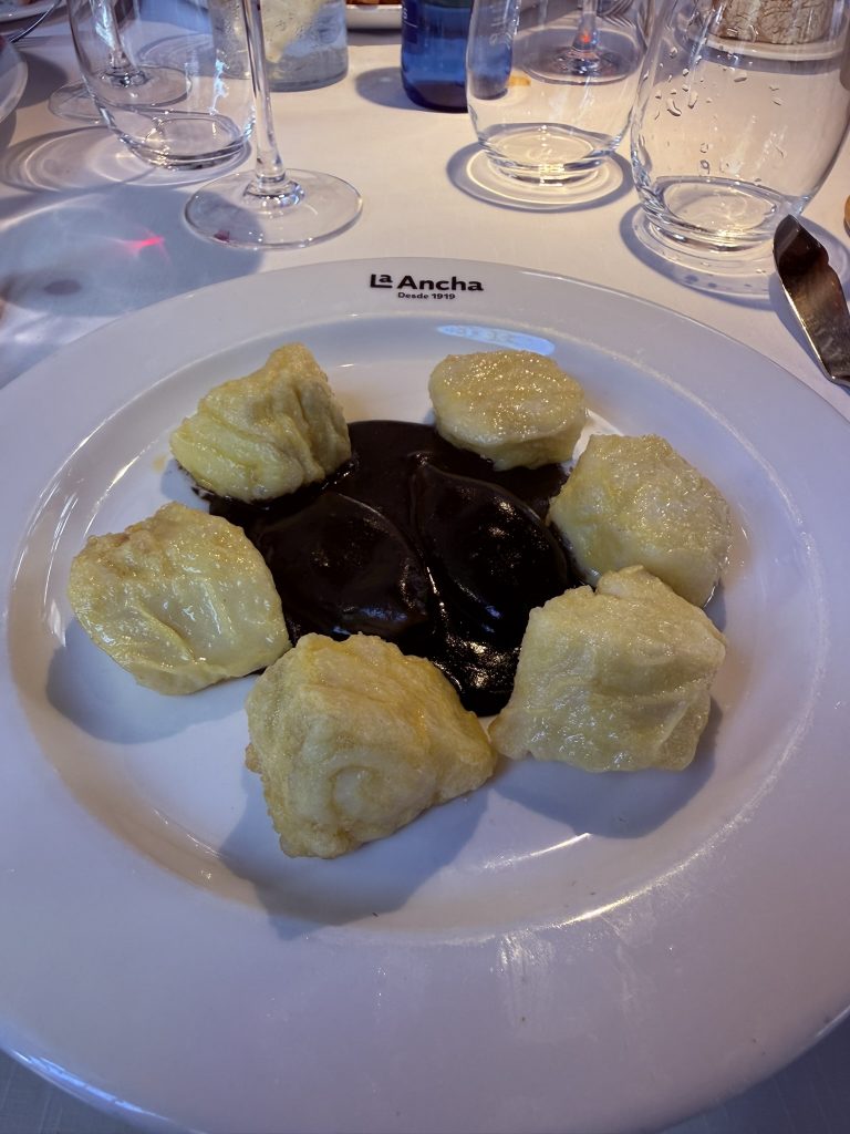 Dados de merluza foto José Cotino Plato de dados de merluza con salsa de chipirones en el Restaurante La Ancha de Madrid. Foto de Jose Cotino