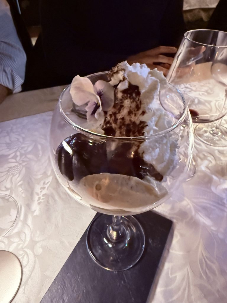 Dame Blanche con helado foto Jose Cotino Postre clásico Dame Blanche con helado casero y salsa de chocolate en Restaurante Oleão, Porches