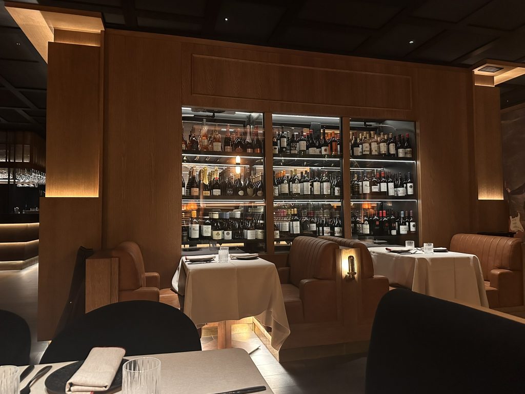 Interior del Restaurante Noble en Valencia, mostrando elegancia moderna con tonos cálidos, materiales naturales y asientos cómodos