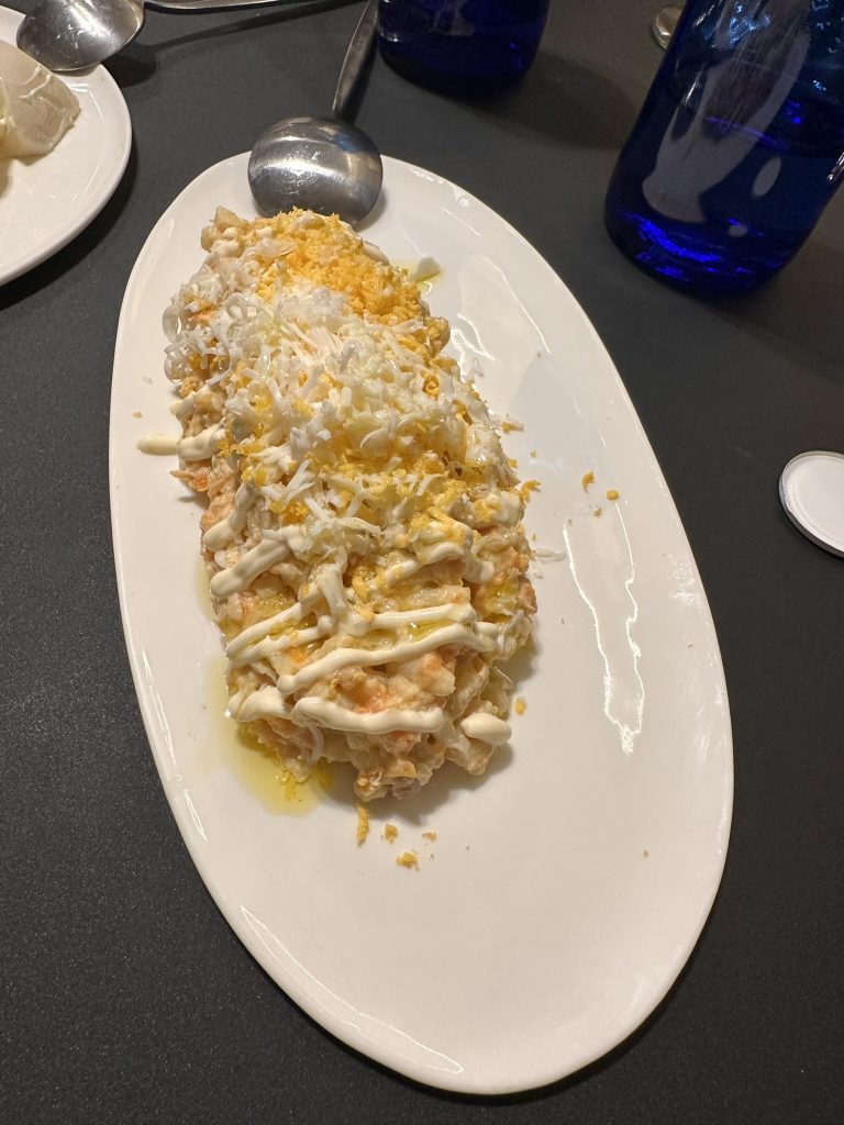 Ensaladilla rusa tradicional de Informal VADEBO, Valencia, con su cremosidad y sabor característico