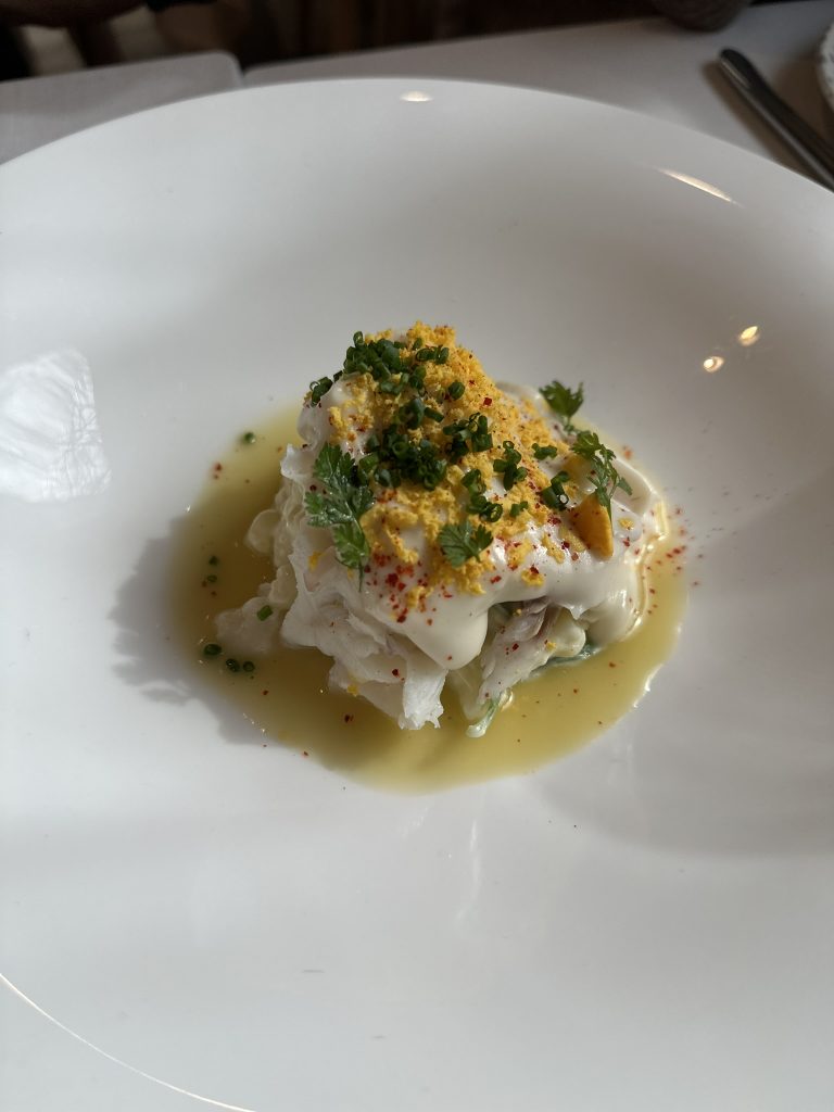 Plato de ensaladilla de merluza, textura cremosa, servido en Restaurante Napicol