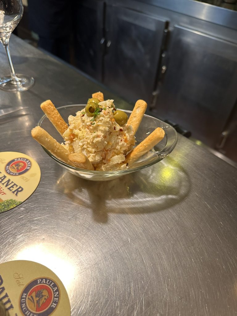 Plato de ensaladilla rusa casera con mayonesa suave y presentación cuidada en Boucan Winebar
