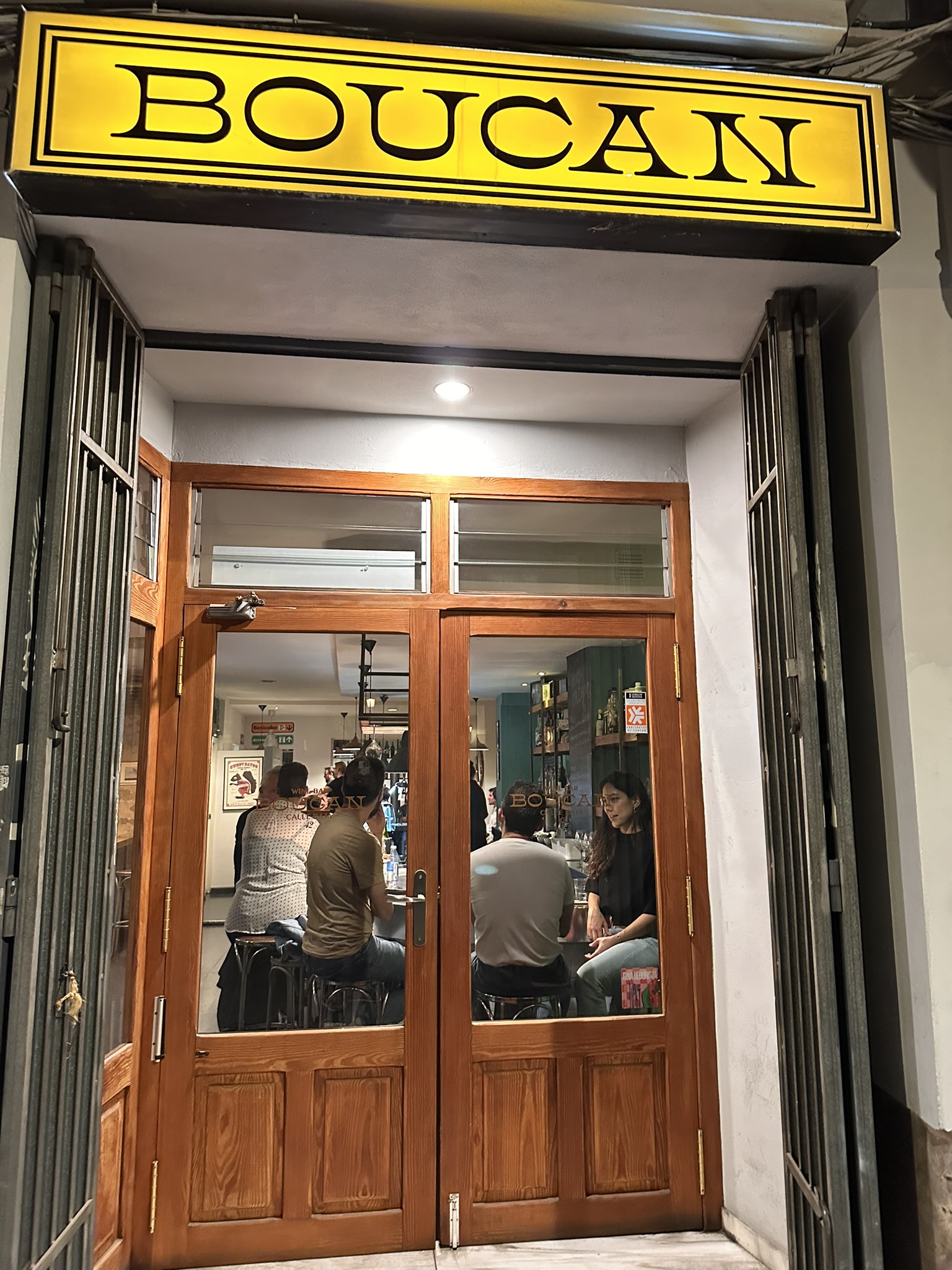 Fachada principal de Boucan Winebar en la calle Baja del barrio del Carmen, Valencia