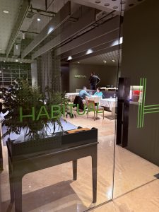 Entrada principal del restaurante Habitual en el Mercado de Colón, Valencia