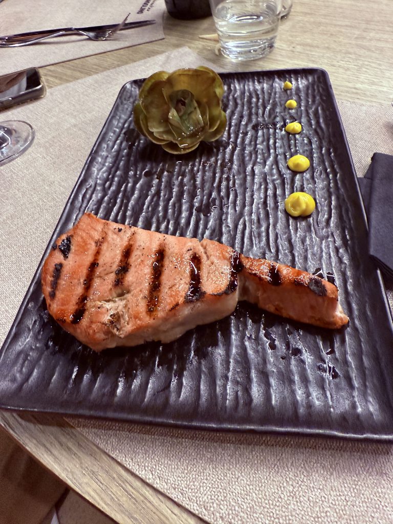 Filete de atún de aleta amarilla con alcachofas a la romana y mayonesa al azafrán servido en L'Angolino, Riccione
