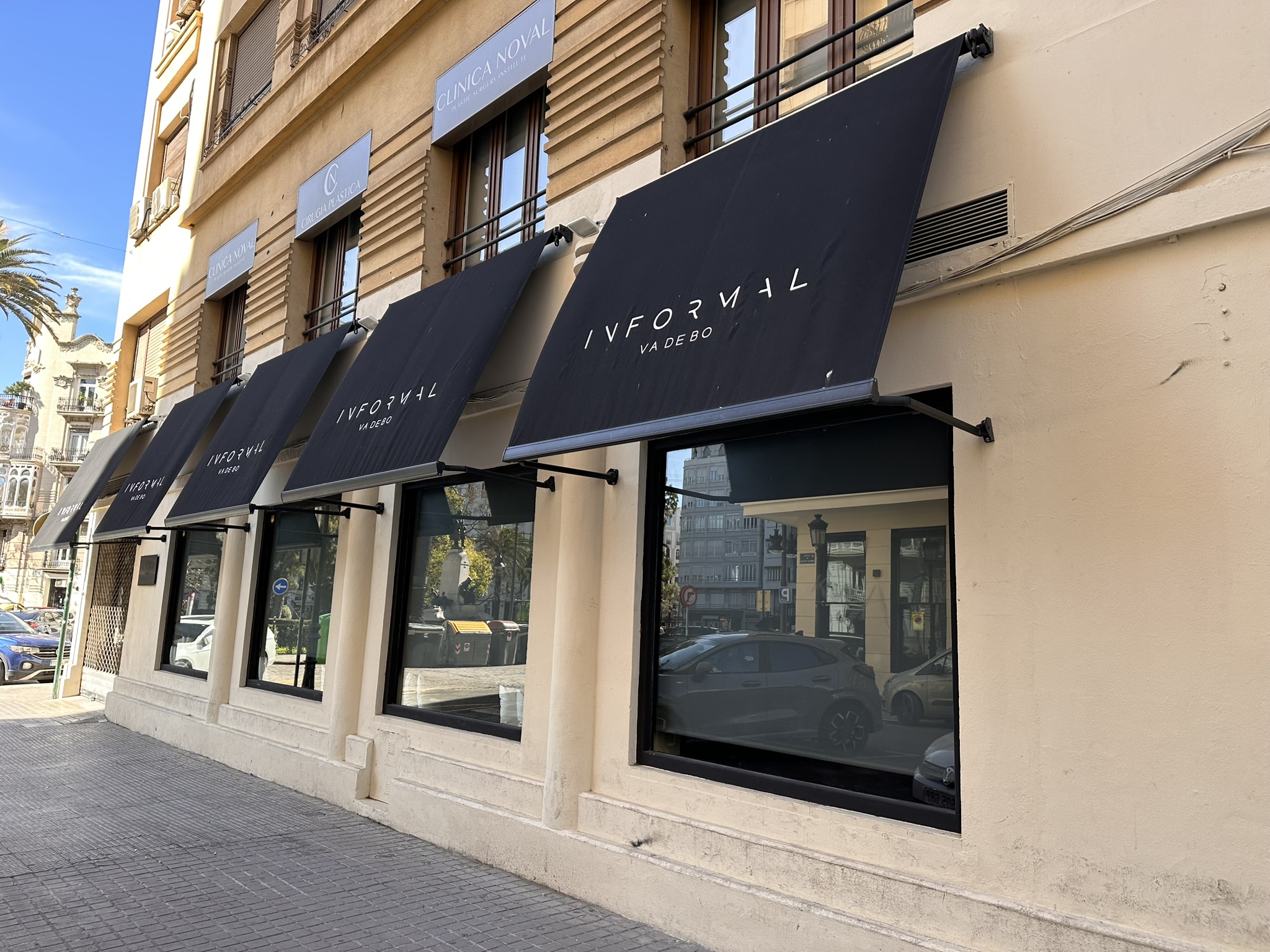 Fachada del restaurante Informal Va de Bo en Valencia, con su entrada luminosa y ambiente acogedor en la Plaza Cánovas