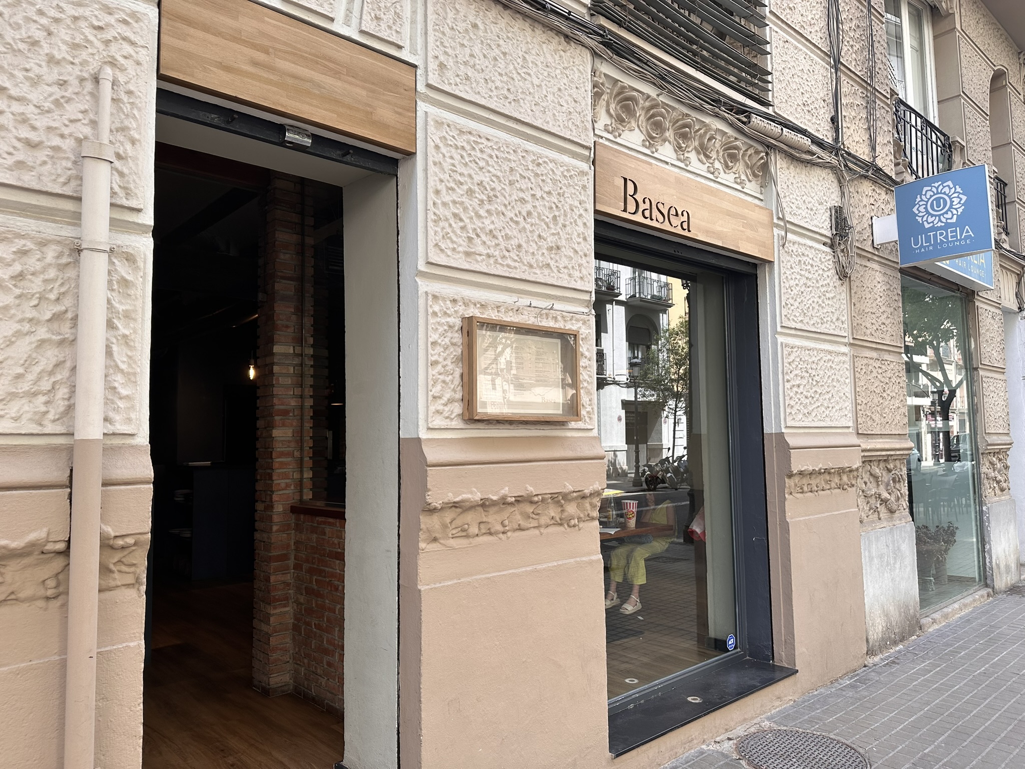 Imagen exterior de Basea Restaurante con su entrada vista desde la calle en Valencia