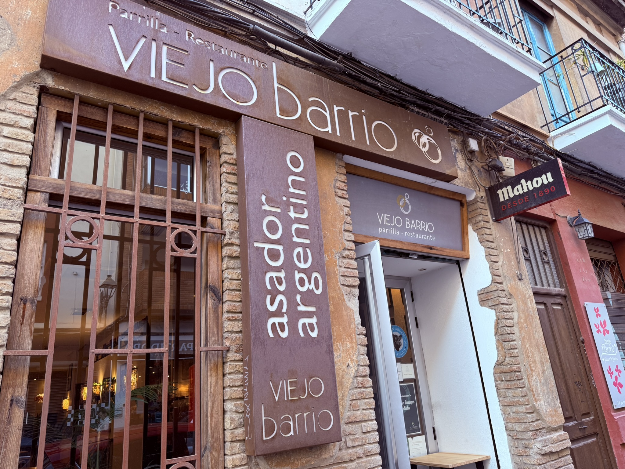 José Cotino Escrivá en la entrada del Asador Viejo Barrio, Benimaclet