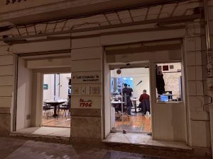 Fachada del restaurante Félix Chaqués situado en el barrio del Carmen, Valencia, especializado en cocina creativa y menú degustación