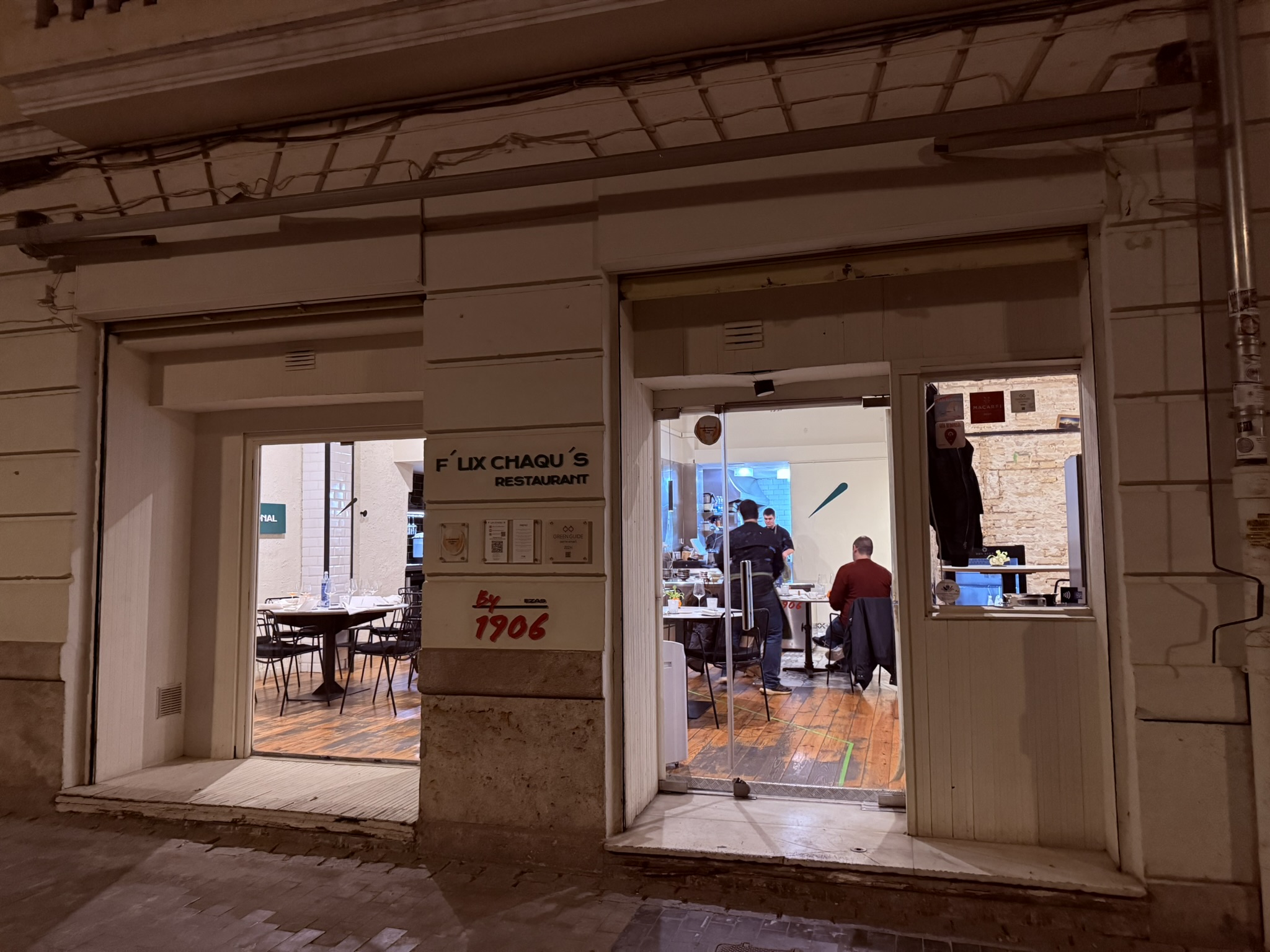 Fachada del restaurante Félix Chaqués situado en el barrio del Carmen, Valencia, especializado en cocina creativa y menú degustación