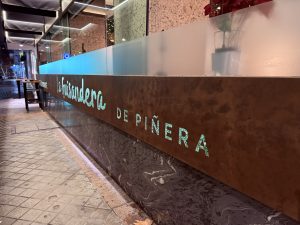 Cristalera exterior del restaurante La Guisandera de Piñera con el nombre visible