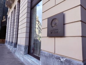 Fachada del restaurante Milos en Atenas, con grandes cristaleras y entrada elegante en la calle Kolokotroni