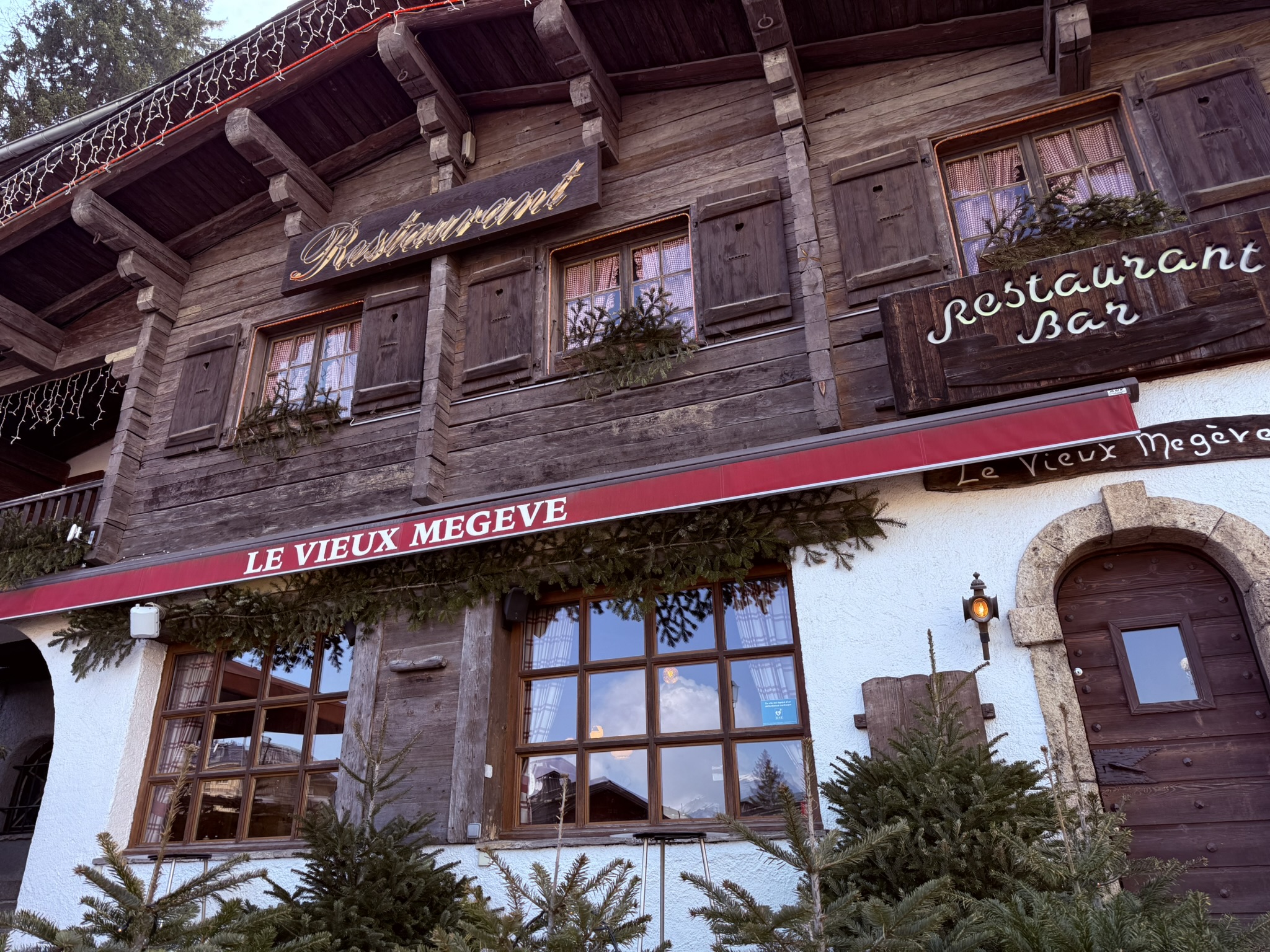 Fachada de madera del restaurante Le Vieux Megève en Megève, Francia, fotografiada durante la visita de José Cotino Escrivá.