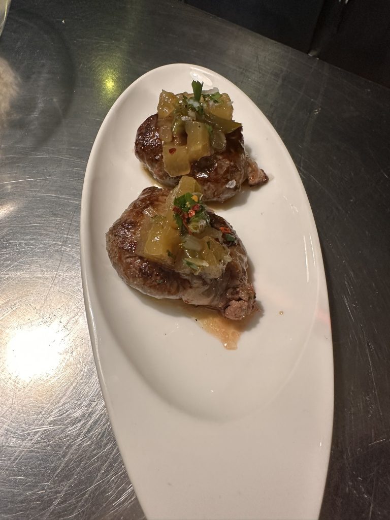 Figatells tradicionales acompañados de chutney de judías verdes y manzana, servidos como tapa en Boucan Winebar