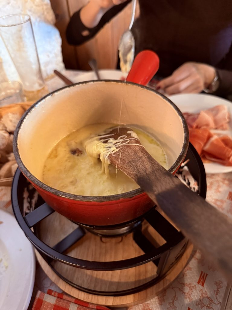 Fondue savoyarde Les Fermes de Marie servida en Le Vieux Megève, una especialidad tradicional de queso típica de la gastronomía alpina francesa.