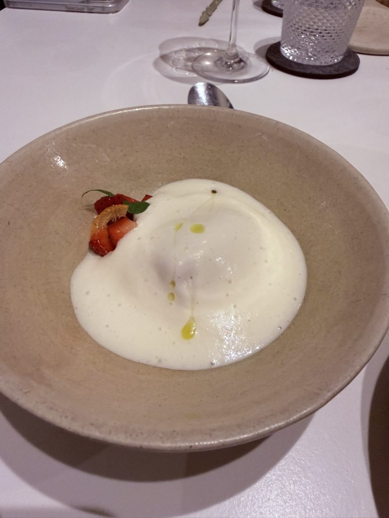 Fresón con kumquat, berro, helado de fresón y espuma de macadamia servido en el restaurante Félix Chaqués de Valencia, foto de José Cotino
