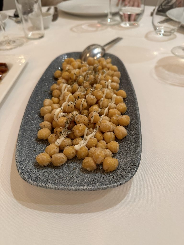 Garbanzos fritos crujientes con all i oli de albahaca en Bocamada Valencia